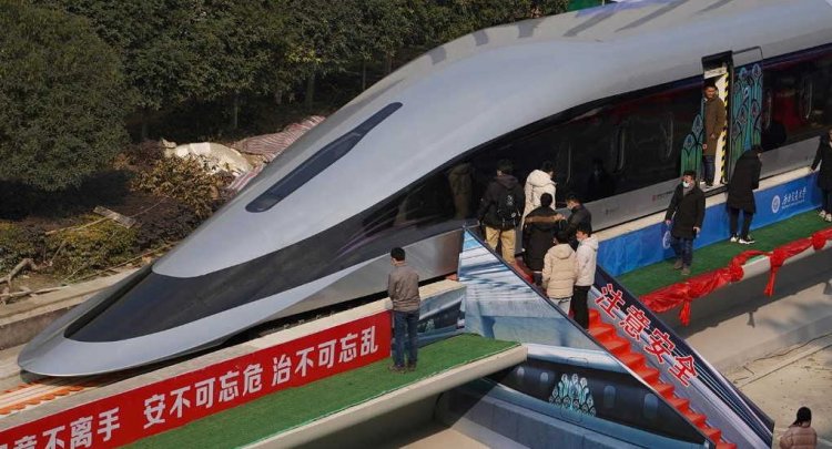 الصين تطلق نموذجًا أوليًا لقطار يمكن أن يصل سرعته إلى 620 كيلومترًا في الساعة