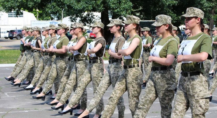 بالكعب العالى القوات النسائية الأوكرانية تثير الغضب على الإنترنت وخارجها